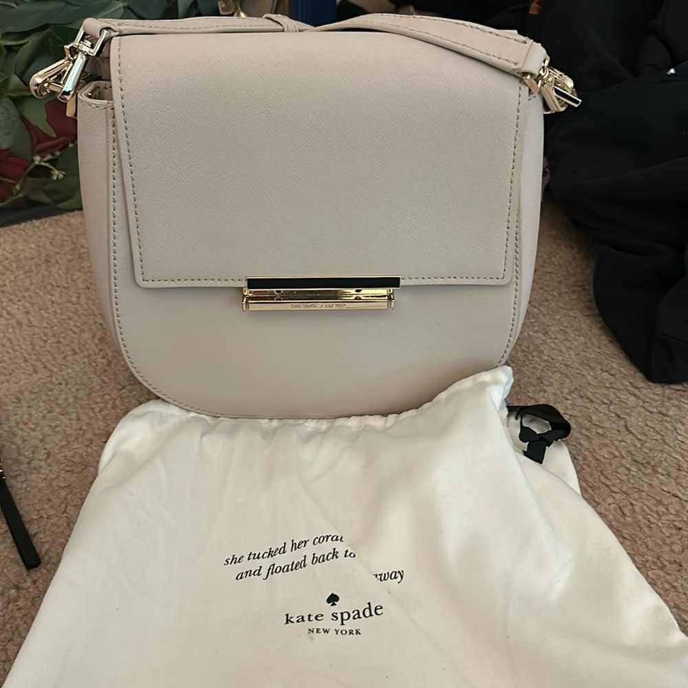 Kate spade medium sized cross body FREE GIFT INCLUDED 😊